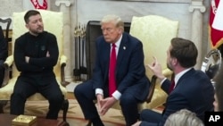 Trenutak rasprave između američkog potpredsjednika J.D. Vancea i ukrajinskog lidera Volodimira Zelenskog u Ovalnom kabinetu. Između njih je predsednik SAD Donald Trump.