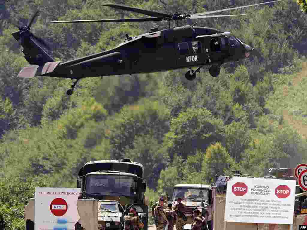 Francuski vojnici KFOR-a kontroliraju granični prijelaz Brnjak, 03.08.2011. Foto: AFP