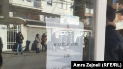Red za vizu ispred ambasade Mađarske, Priština, 7. decembar 2017.