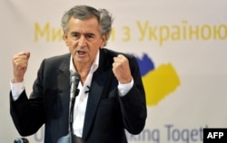 Bernard-Henri Levy govern studentima u Kijevu 16. may 2014.