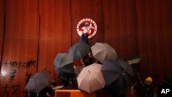 Demonstranti u parlamentu Hongkonga