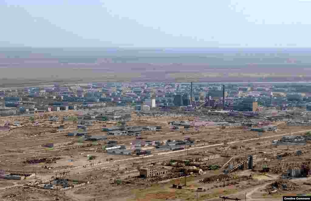 Вид на город Байконур с воздуха в 2009 году, когда население города составляло 36 000 человек. Вся экономика Байконура базируется на космической индустрии. В советские времена 70 процентов населения были этническими русскими, остальные – казахи. Со времен распада СССР пропорции поменялись на прямо противоположные. 