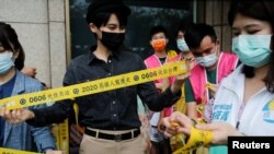 Organizatori dijele žute trake kako bi ohrabrili ljude da glasaju, Taipei, Tajvan, 20. maj, 2020.