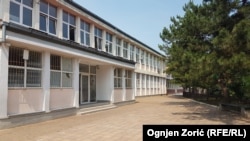 U školama u Srbiji danas nije bilo đaka, mada je trebalo da polažu test iz matematike. Na slici škola Vuk Karadžić u Beogradu