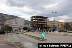 Đulić kaže kako se priča o antifašizmu teško probija u Mostaru (Španski trg, nekadašnja ratna linija razdvajanja u Mostaru)