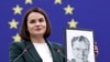 Lidera exilată a opoziției din Belarus, Svetlana Țihanovskaia, arată portretul ziaristului întemnițat Andrzej Poczobut, în plenul Parlamentului European, la Strasbourg, pe 22 octombrie. 