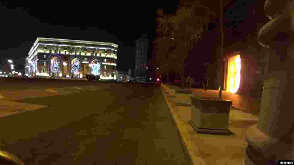 "Горящая дверь Лубянки – это перчатка, которую бросает общество в лицо террористической угрозе. Федеральная служба безопасности действует методом непрерывного террора и удерживает власть над 146 000 000 человек. Страх превращает свободных людей в слипшуюся массу разрозненных тел". Так описывается акция Павленского у ФСБ. 