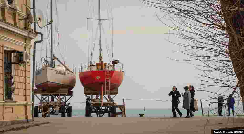 Слева – фасад здания таможни