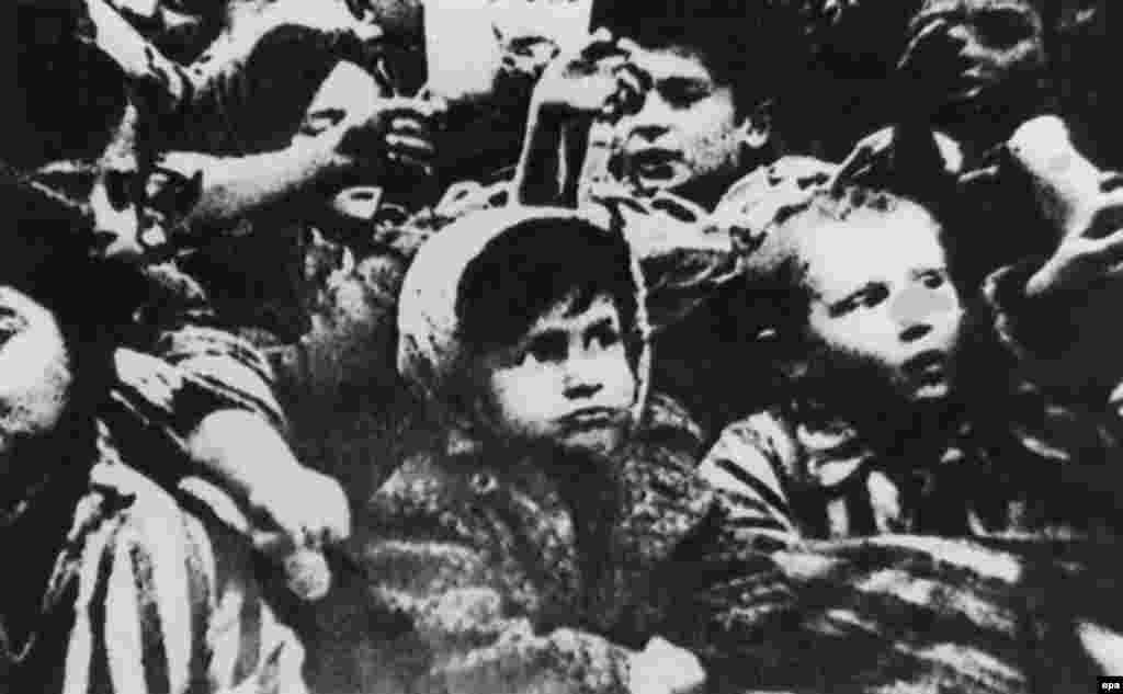 27.01. 1945. oslobođen je najveći nacistički logor smrti Auschwitz, simbol holokausta i stradanja, u kojem je tokom Drugog svetskog rata najmonstruoznije stradalo najmanje 1,5 milion ljudi.