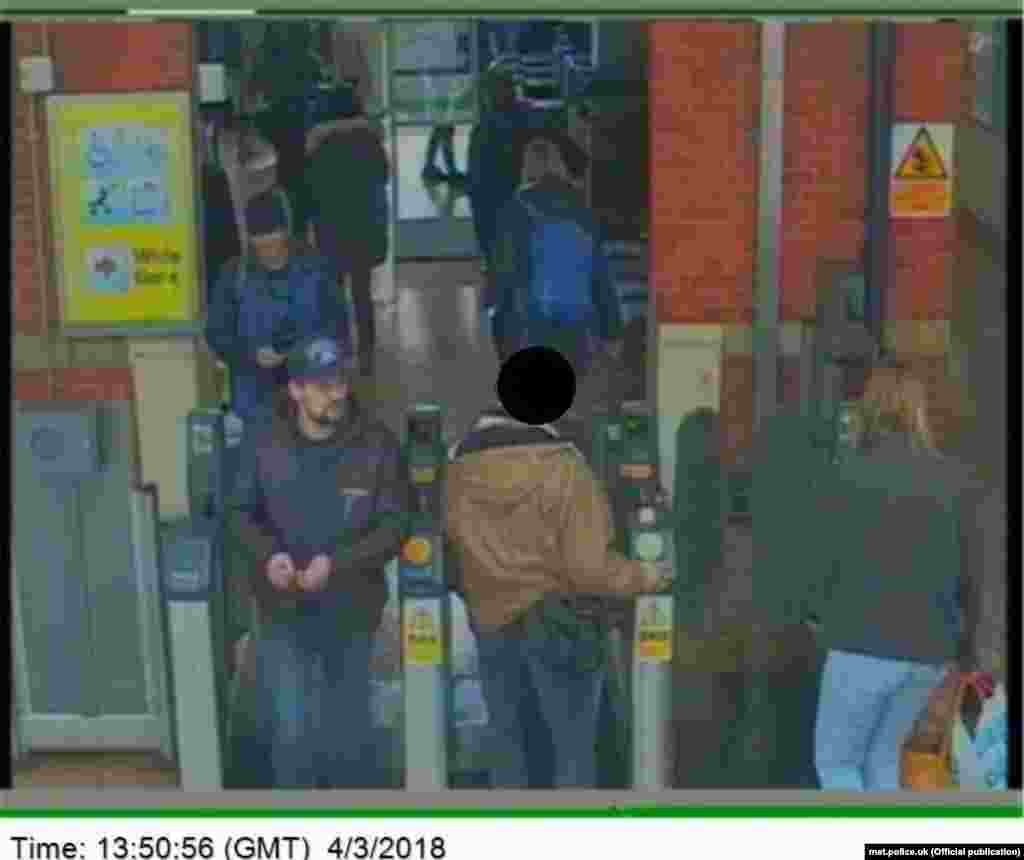 Подозреваемые на железнодорожной станци Солсбери отправляются обратно в Лондон. Кадр с камеры слежения. 4 марта, 13:50. 
