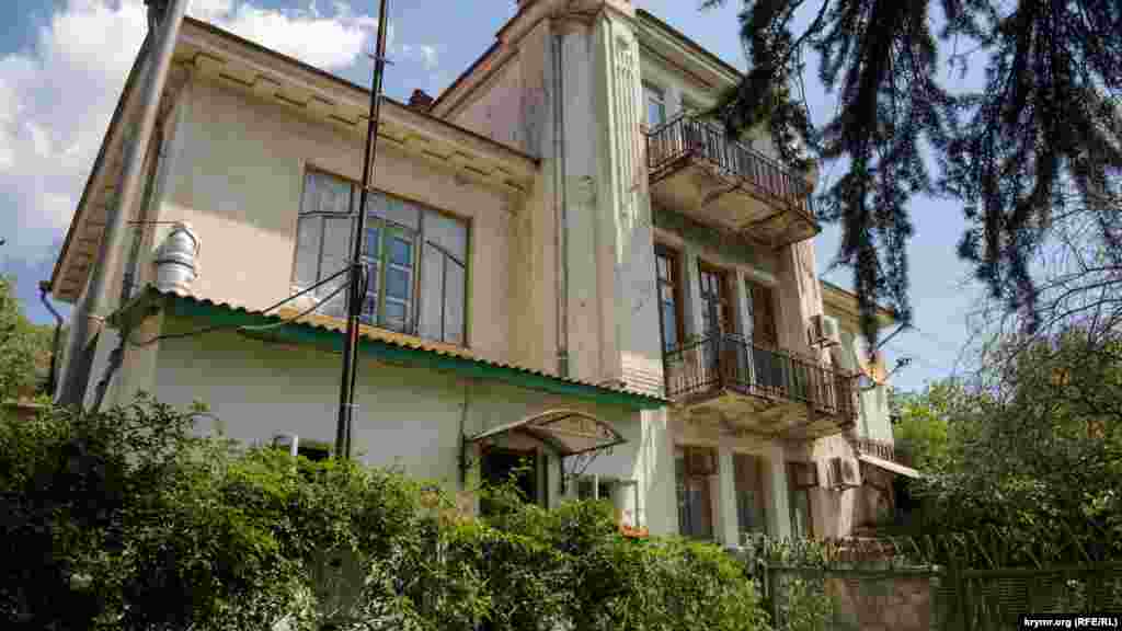 У Червоному Раю залишився старовинний будинок караїмського поміщика і купця Давида Сарібана – колишнього господаря маєтку. Після його смерті в 1914 році маєток, будинок, а також будинок у центрі Сімферополя успадкував його син Юхим Сарібан. Маєток поблизу села Корбек, знамениті грушеві сади Сарібана націоналізували більшовики після приходу до влади в Криму в 1920 році. Пізніше купецький маєток став житловим комунальним будинком. А маєток Грушевий Рай перейменували в село Червоний Рай