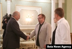 Президент Білорусі Олександр Лукашенко (ліворуч) та кореспондент Радіо Свобода Валерій Каліновський. 4 серпня 2015 року