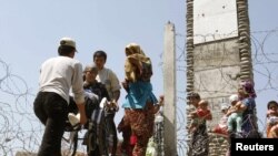 Етнічні узбеки повертаються до Киргизстану, пункт перетину кордону поблизу міста Ош, 23 червня 2010 року