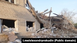 Через удар РФ 44-річна жінка, яка перебувала на вулиці, зазнала вибухової травми та уламкового поранення ноги. Фото ілюстративне