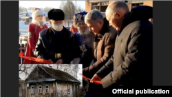 Чиновники торжественно перерезают ленточку у входа в новое здание администрации в Айше. В нижнем левом углу — фельдшерский акушерский пункт в соседнем селе Ильинское. О нём тоже должны заботиться айшинские чиновники.