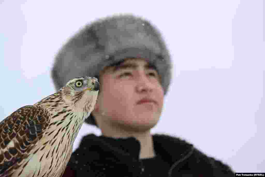 Мисливець із ловчим птахом на змаганнях беркутчі «Сонар-2020»