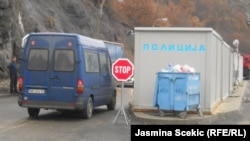 Policajci na granici nemaju dovoljno činjenica koje bi dali građanima zašto ne mogu da pređu (na fotografiji prelaz Jarinje na severu)