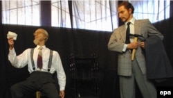 Voštane figure Trockog (levo) i njegovog ubice Ramona Merkadera na jednoj od izložbi u Sankt Petersburgu