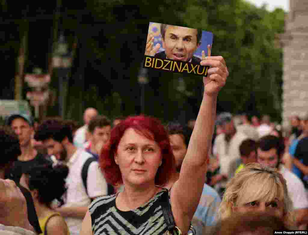 Žena drži sliku ministra unutrašnjih poslova Gruzije