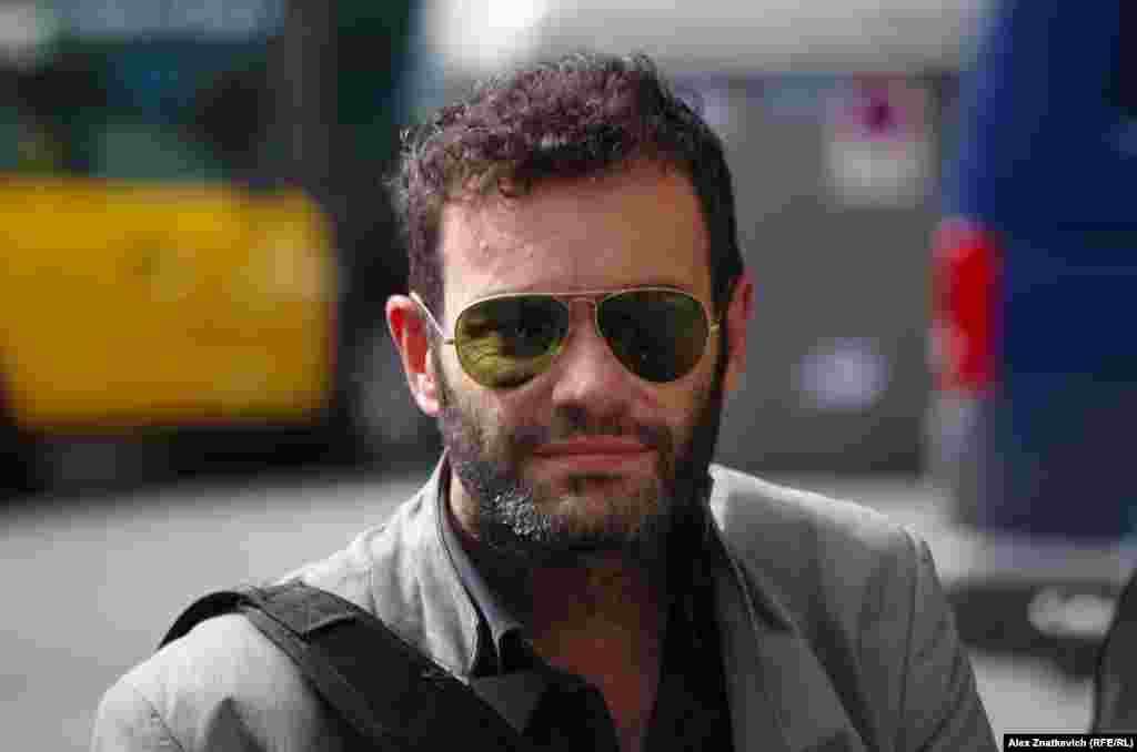 Лиош: "Ситуация сюрреалистичная и грустная. Не могу поверить. Я один из тех, кто не ходит на уличные протесты, но мне кажется, нет никаких причин отделяться от Испании. Я из Галисии, но я живу здесь уже 15 лет". 