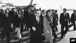 ირანის შაჰი, მოჰამედ რეზა ფაჰლავი და მეუღლესთან ერთად თეირანში, მეჰრაბადის აეროპორტში თვითმფრინავში ჩასასხდომად მიემართებიან. 1979 წლის 16 იანვარი. შაჰმა ირანის დატოვების ოფიციალურ მიზეზად შვებულება დასახელდა. კაცი, რომელიც ირანს 37 წელი მართავდა, უკან აღარასოდეს დაბრუნებულა. ირანიდან წასვლის შემდეგ იგი 13 თვეში დაიღუპა.