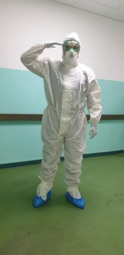 Pred početak nove smene u COVID bolnici Kliničkog centra u Nišu, doktor Aleksandar Nikolić