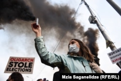 აქცია ცესკო-სთან შავი კვამლის გაშვებით დასრულდა​. სამოქალაქო აქტივისტები ამ ფორმით 2020 წლის საპარლამენტო არჩევნების შედეგებს აპროტესტებენ. მათ თამარ ჟვანიას მათემატიკის პირველი კლასის სახელმძღვანელო და საანგარიშო მიუტანეს.