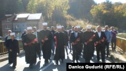 Predstavnici Islamske zajednice u Srbiji sa cvećem u ruci koje će baciti u reku Lim.