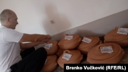 Mileta Lukić, grnčar iz Zlakuse, pravi posuđe od zemlje, kamena, vatre i vode. "Sertifikovali smo naše proizvode da bismo kupcima garantovali kalitet."