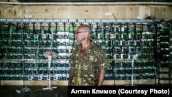 Юрий на своей первой "ферме". 2017 г.