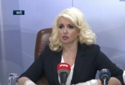 „U ovom momentu veliki broj i zaposlenih u ovim ustanovama i samih korisnika nalazi se u izolaciji i njihovo zdravstveno stanje se praktično prati iz sata u sat“, izjavila je na konferenciji za medije u Nišu epidemiološkinja Darija Kisić Tepavčević, iz beogradskog Instituta za javno zdravlje Batut.