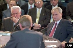 Franjo Tuđman (levo) i Slobodan Milošević (desno) u novembru 1995. godine na početku mirovnih pregovora o okončanju rata u Bosni i Hercegovini, Dejton, Ohajo