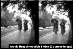 ბევრი რამ არქივში სასულიერო პირებს ეძღვნება - მაგალითად, ორ პრაღელ მონაზონს. ღვთისმოსავი ქრისტიანები რეჟიმს საფრთხედ მიაჩნდა.