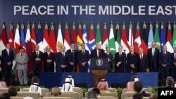 Među zemljama okupljenim na mirovnom samitu u egipatskom letovalištu Šarm el Šeik na Crvenom moru 13. oktobra 2025. godine, nije bila Rusija.