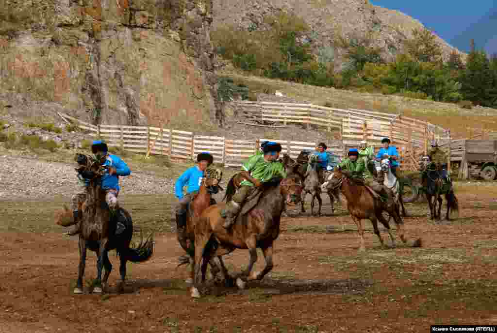 Обезглавленная туша используется в игре потому, что  всаднику удобно хвататься за длинную козлиную  шерсть. После игры туша достается команде-победителю, из нее готовят традиционные блюда