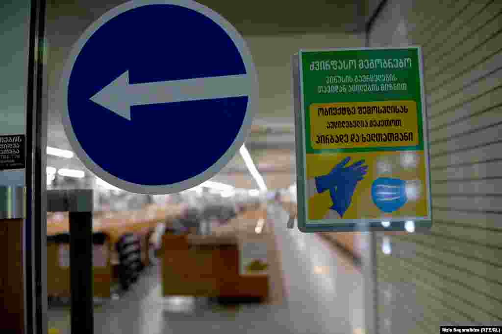 პირბადე სავალდებულოა. დამატებითი უსაფრთხოებისთვის ხელთათმანებს შემოგთავაზებენ, სადეზინფექციო სითხეს თუ ორივეს ერთად ამას თავად მაღაზიები აირჩევენ. 