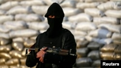 Вооруженный человек в Славянске, 18 апреля