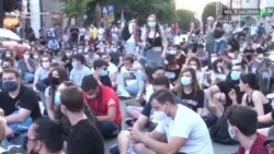 Nišlije sedele oko gradske Skupštine Nišlije sedele oko gradske Skupštine