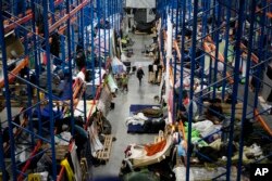 Centru de logistică transformat în centru de refugiați în apropierea graniței Polonia-Belarus, 2021.