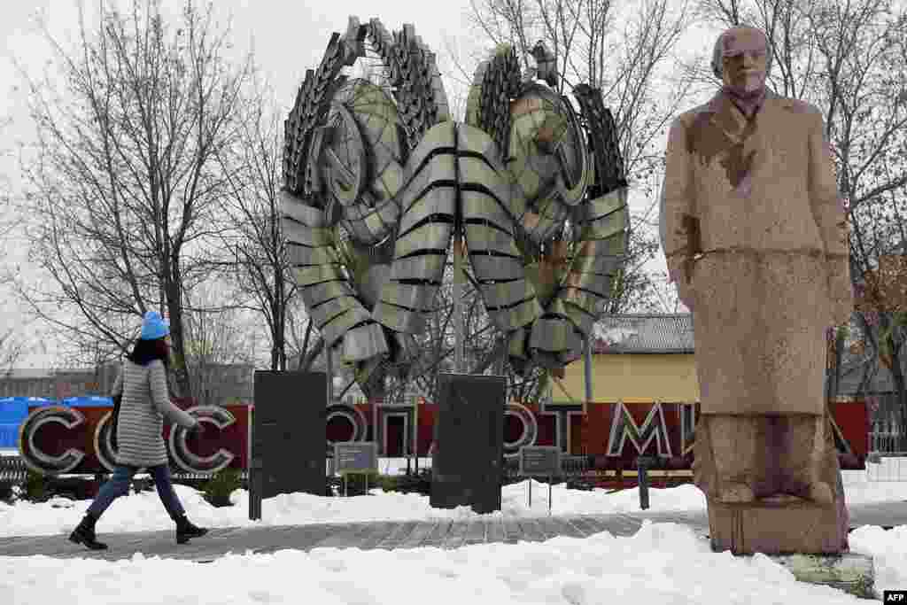 Памятник Владимиру Ленину в московском парке "Музеон", февраль 2016 года.