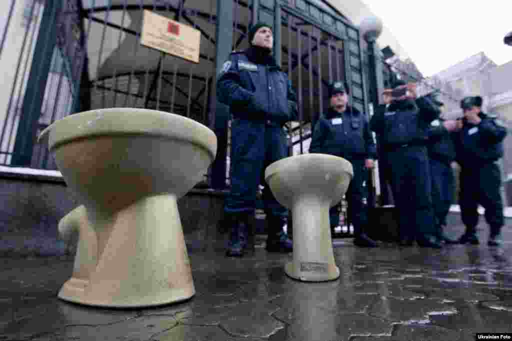 Активісти Демократичного альянсу принесли «золоті унітази» під посольство Росії. З їхніх слів, вони призначаються президентам Путіну і Януковичу як символ переговорів між главами Росії й України, Київ, 7 лютого 2014 року