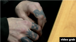 Руки российского военного, который проходит как свидетель по делу Курашова. Стоп-кадр из видео