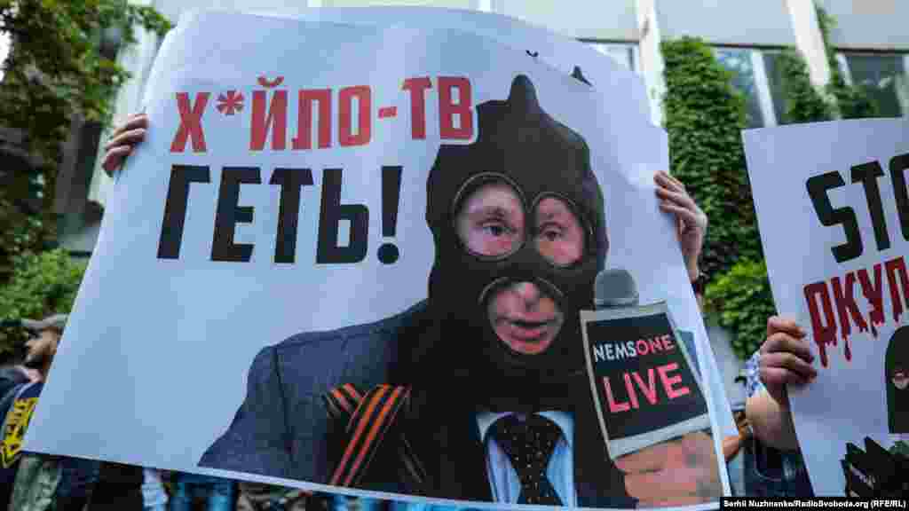 Під час акції «Ідемо на телеміст!» під телеканалом NewsOne. Київ, 8 липня 2019 року БІЛЬШЕ ПРО ЦЕ 