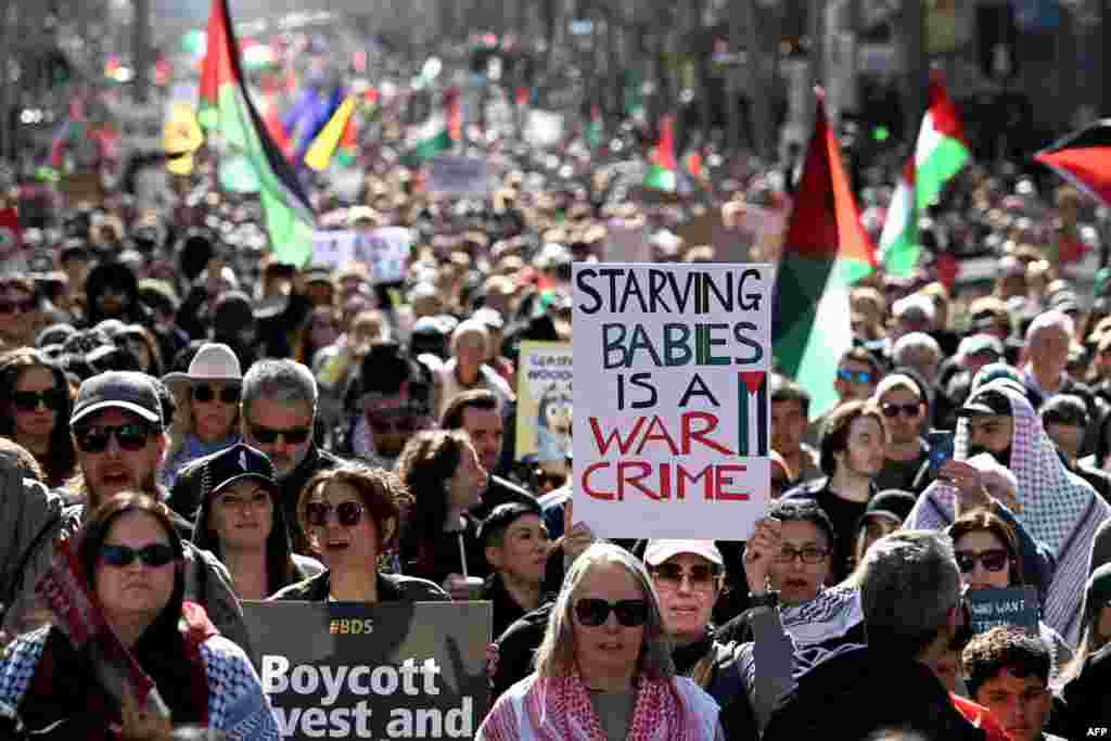 Demonstranti na propalestinskom skupu protiv izraelskih postupaka i stalne nestašice hrane u Pojasu Gaze, koju su UN zvanično proglasile glađu, tokom protesta u Melburnu, Australija, 24. avgusta 2025. Na plakatu piše "Izgladnjivanje beba je ratni zločin".
