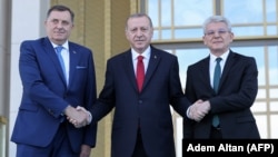 Recep Tayyip Erdogan sa Miloradom Dodikom I Šefikom Džaferovićem u predsjedničkom kompleksu u Ankari, 2. maja 2019.