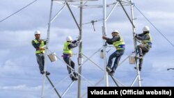 Илустрација: Работници на електричен столб