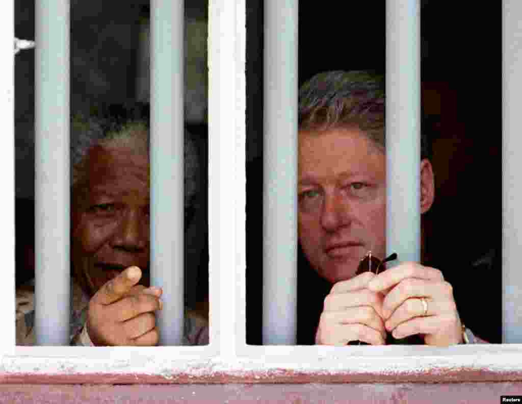 Američki predsjednik Bill Clinton i južnoafrički predsjednik Nelson Mandela, posjetili su ćeliju u kojoj je nekada Mandela bio zatvoren, Robben Island, 27. mart 1998.