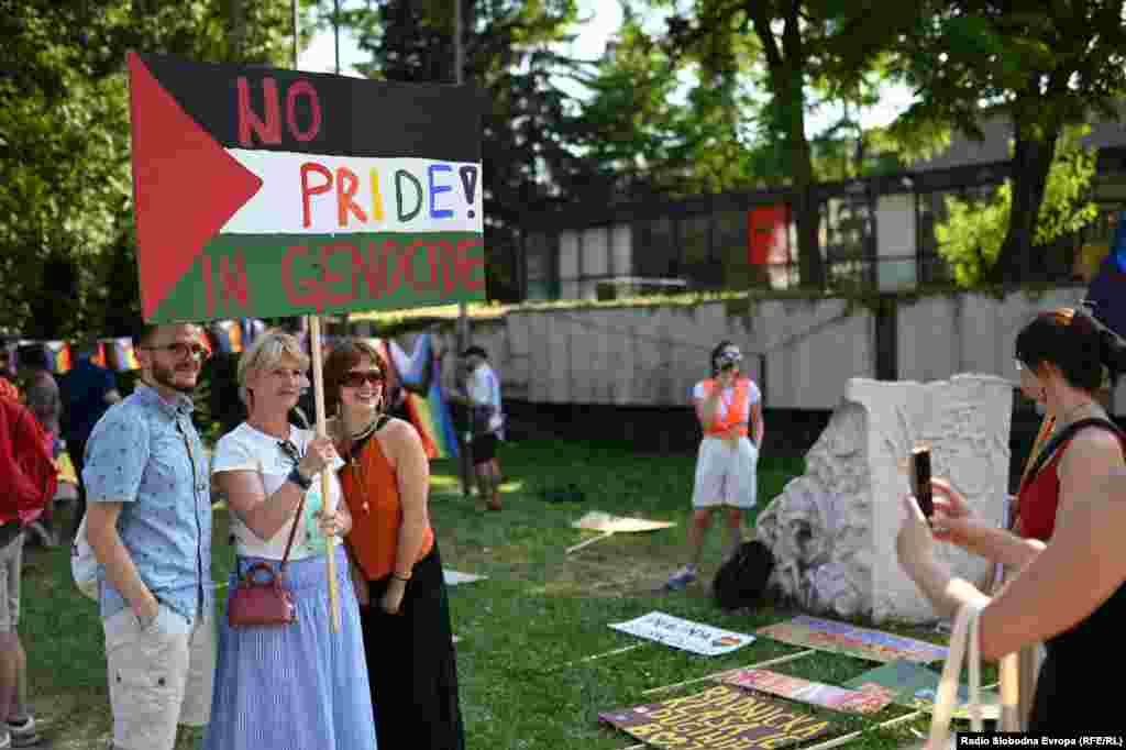 Neki od učesnika na Paradi su istakli i protivljenje izraelskoj invaziji na Gazu.