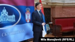 Milenko Jovanov, šef poslaničke grupe vladajuće Srpske napredne stranke na konferenciji za medije u Skupštini Srbije, 5. marta 2025.