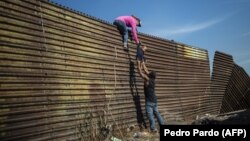 Migranti koji na putu ka SAD prođu kroz neku drugu zemlju - u ovom slučaju Meksiko - neće moći da dobiju azil (Fotografija sa granice SAD i Meksika, novembar 2018) 